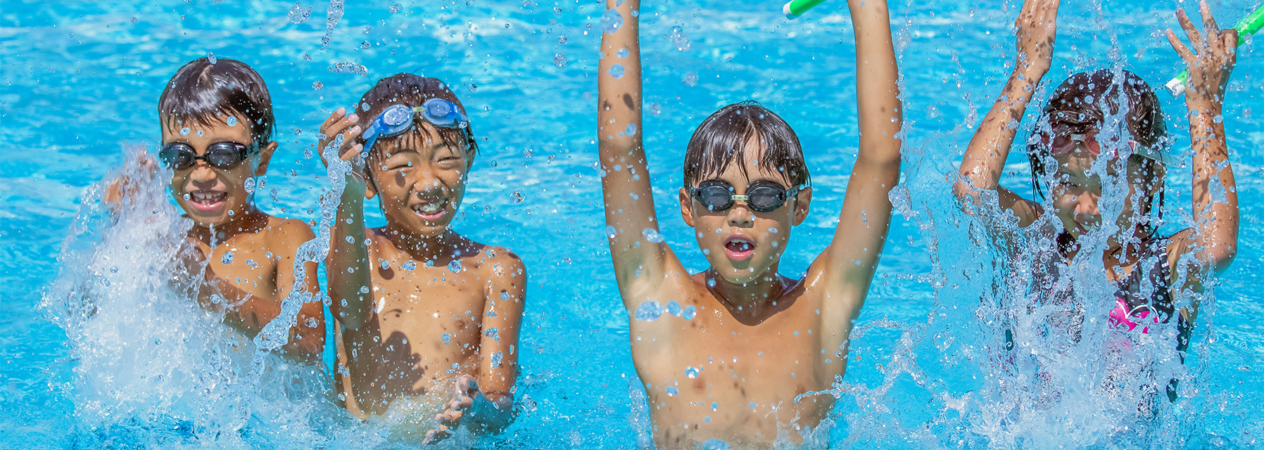 les enfants s eclatent dans l eau
